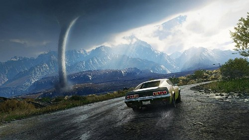 Un coche conduciendo por una carretera con un tornado al fondo, contra un paisaje montañoso.