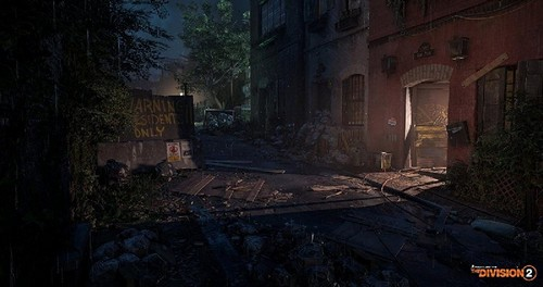 Una escena callejera oscura y lluviosa con señales de advertencia y edificios en ruinas.