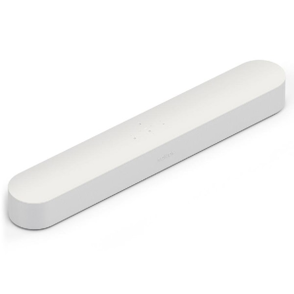 Una barra de sonido Sonos blanca se encuentra sobre una superficie blanca, ligeramente inclinada.