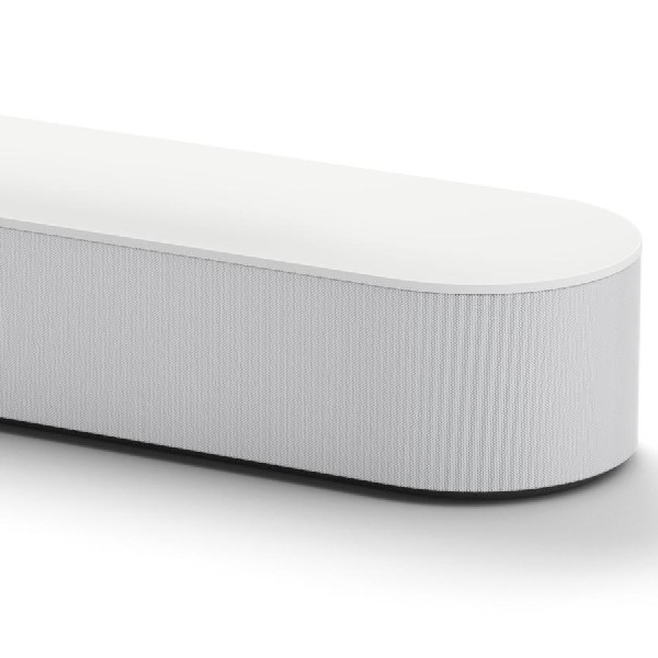 Barra de sonido blanca con rejilla de altavoz de tela y parte superior blanca, sobre superficie blanca. El fondo es blanco.