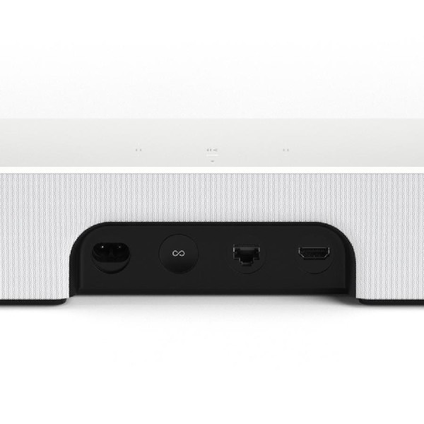 Altavoz blanco con puertos en la parte trasera. Botones negros y cable de alimentación visibles.