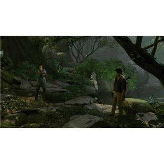 Dos personas en una exuberante escena de selva verde. Uno sostiene binoculares, el otro está de pie.