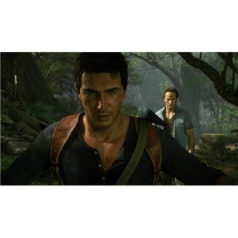 Dos hombres en un bosque. Uno en primer plano, mirando determinado, otro en el fondo.