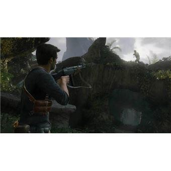 Un hombre apuntando con un arma en una jungla. Otro hombre está a lo lejos.