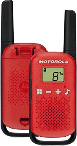Dos walkie-talkies rojos de Motorola con antenas negras.