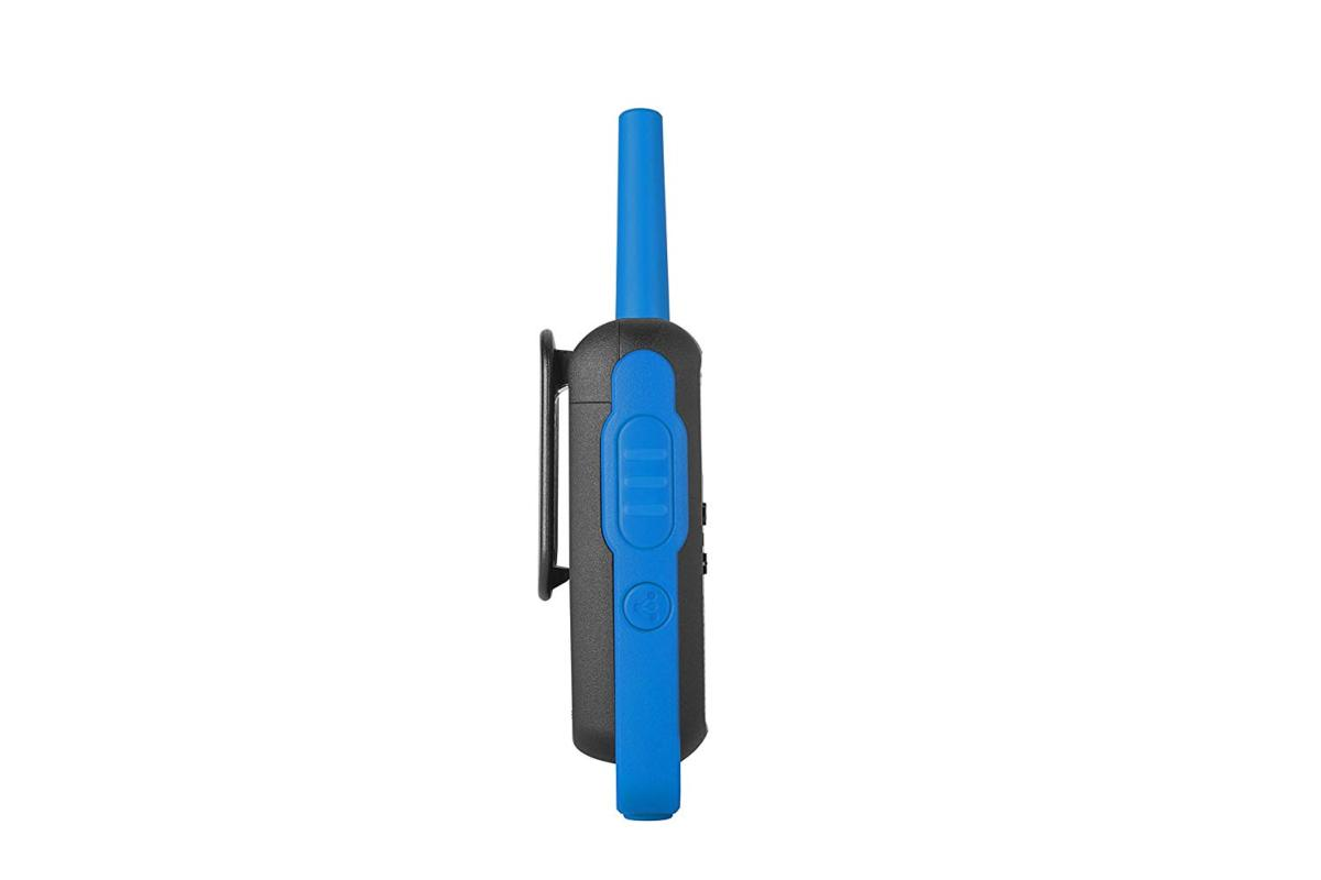 Un walkie-talkie, negro y azul, tiene una antena y un clip para cinturón, aislado sobre blanco.