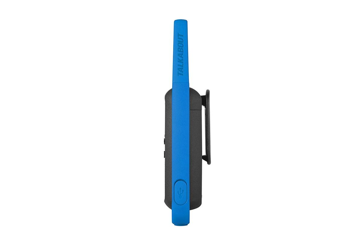 Un walkie-talkie negro y azul. Tiene una antena azul con 'TALKABOUT' escrito y un clip de cinturón negro.