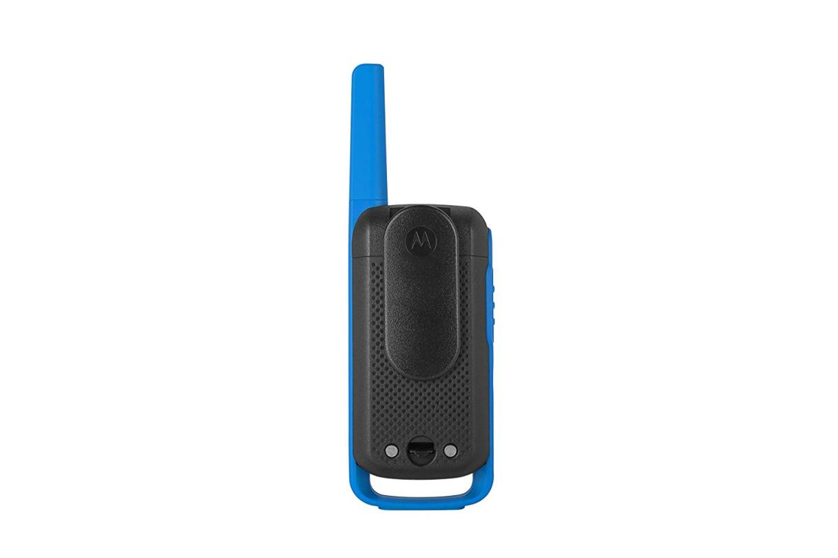 Walkie-talkie Motorola azul y negro, con antena, clip para cinturón y puerto de carga. Fondo blanco.