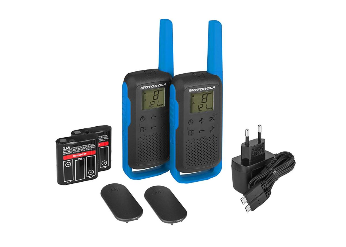 Dos walkie-talkies Motorola, baterías, dos cubiertas, un cargador, todo sobre un fondo blanco.