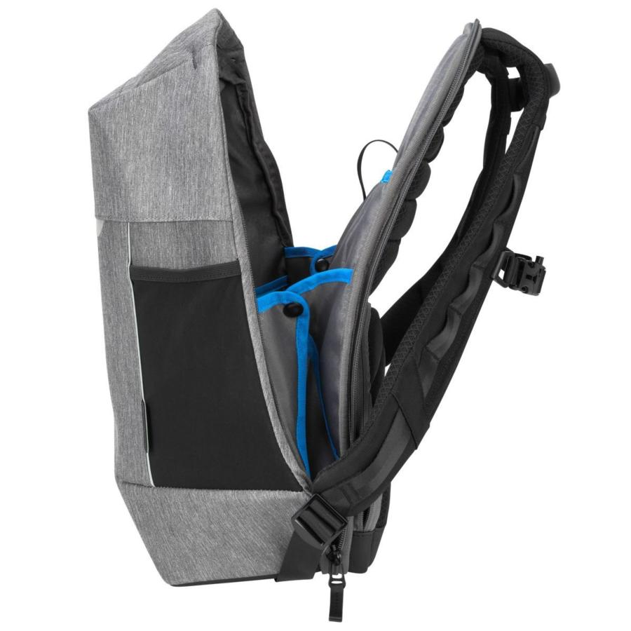 Una mochila gris con la espalda negra y bolsillos interiores azules, parcialmente abierta.