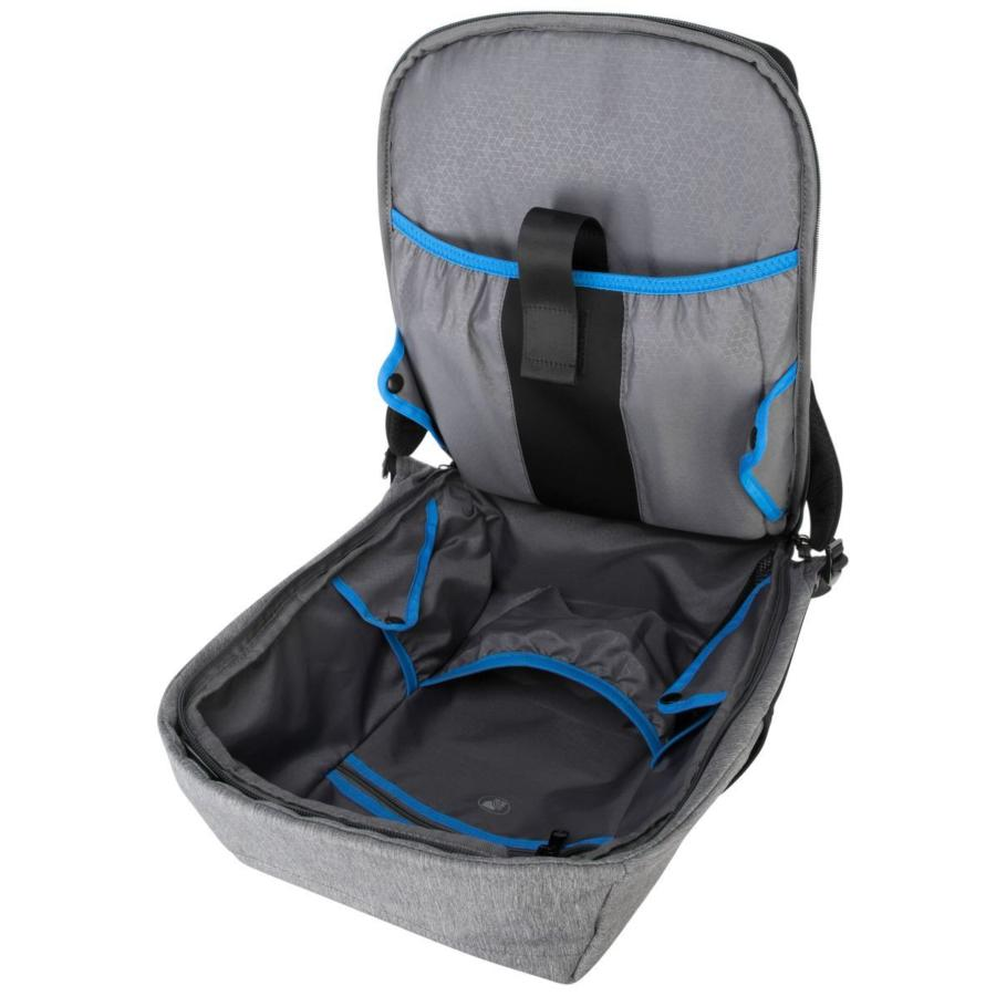 Mochila gris con detalles azules, abierta. Bolsillos interiores visibles. Correa negra. Exterior gris claro.