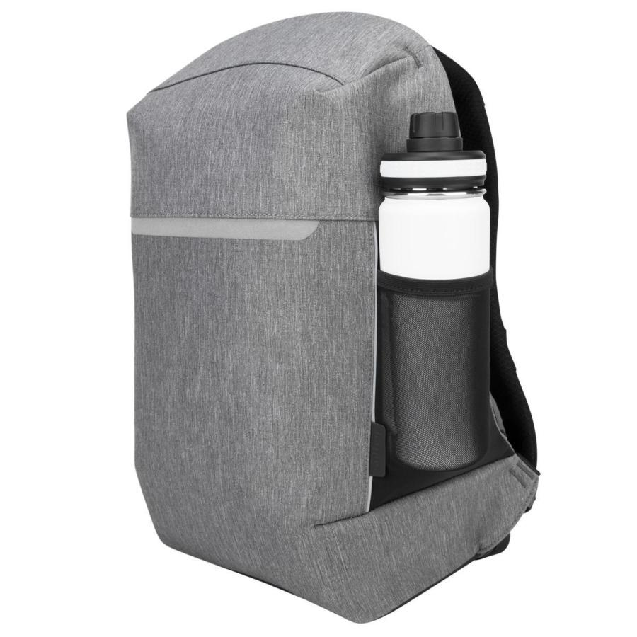 Una mochila gris con una botella de agua en el bolsillo lateral. La mochila tiene una franja reflectante.