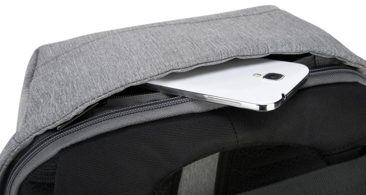 Mochila gris con un teléfono blanco que sobresale de un bolsillo. Interior negro.
