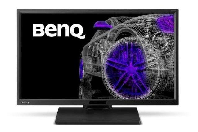 Un monitor BenQ con marco negro que muestra una estructura de alambre de coche y detalles morados, con el logo de BenQ.