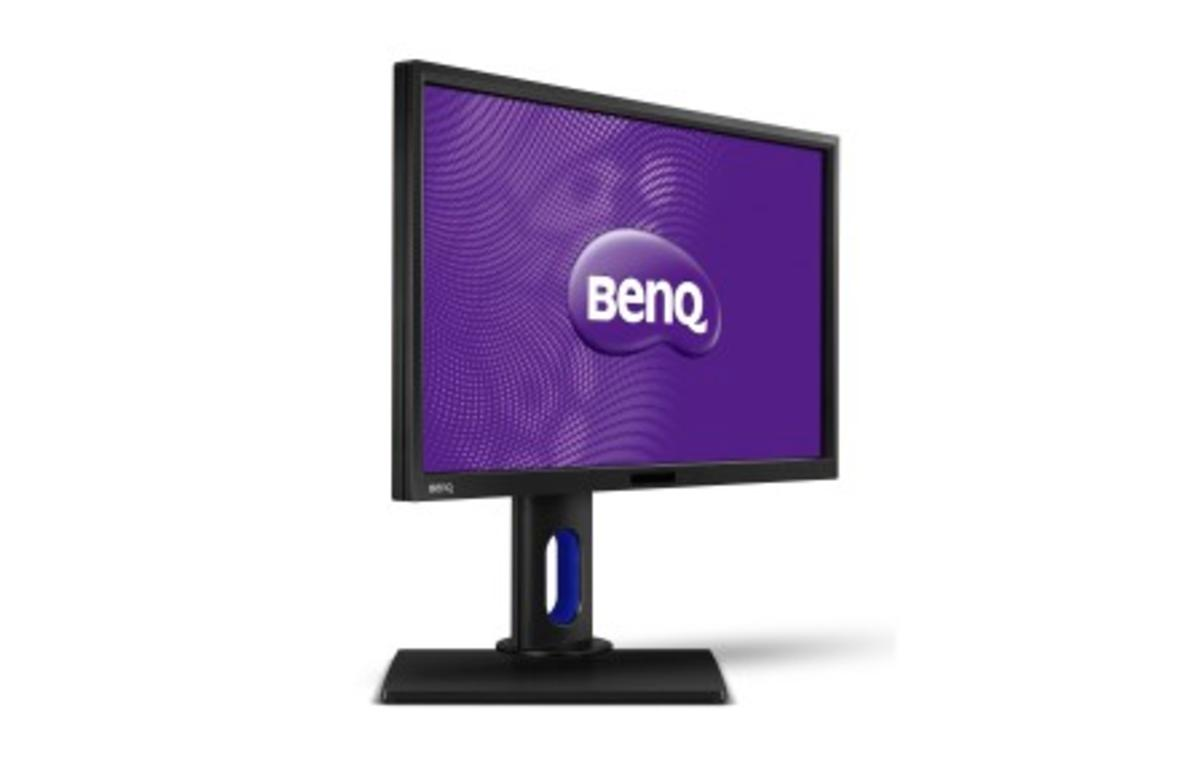Monitor BenQ negro. Pantalla púrpura muestra el logotipo BenQ sobre fondo blanco.
