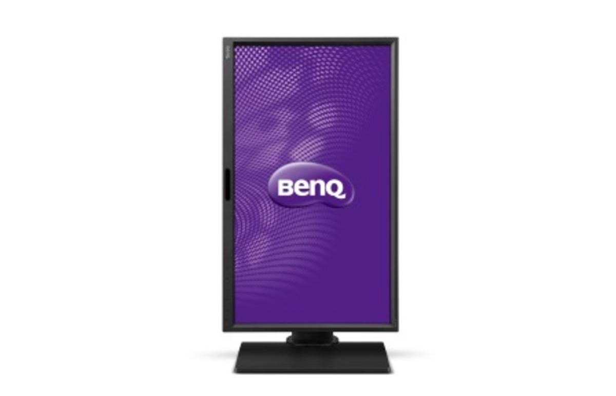 Monitor BenQ con pantalla morada y blanca. El monitor es negro, sobre fondo blanco.