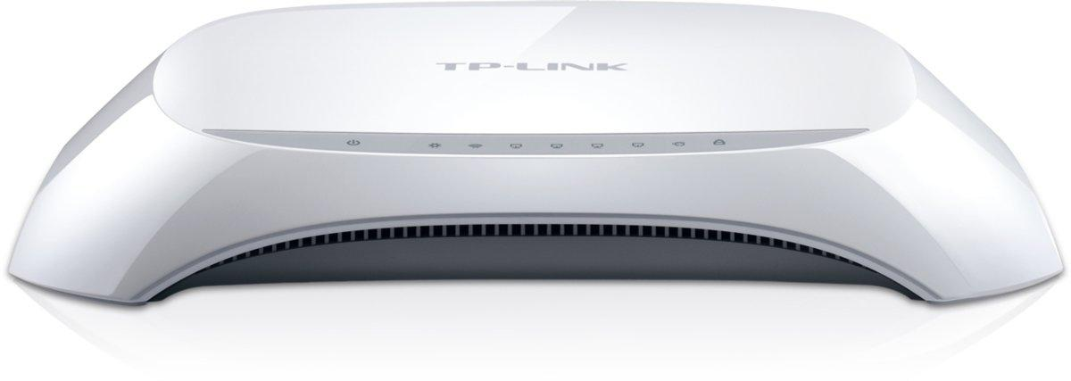 Un router TP-Link blanco, con un diseño curvo y varias luces indicadoras.