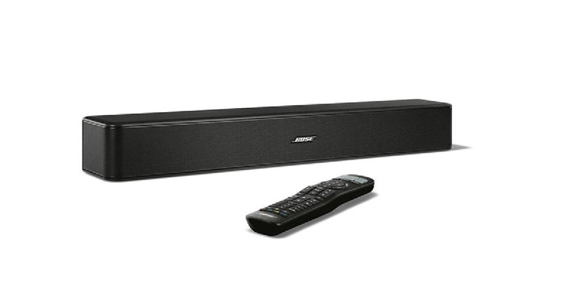 Barra de sonido Bose negra con mando a distancia. Fondo blanco.