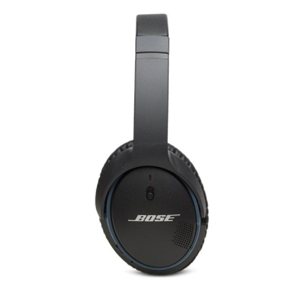 Auriculares Bose negros, plegados, sobre fondo blanco. El logo de Bose es visible.