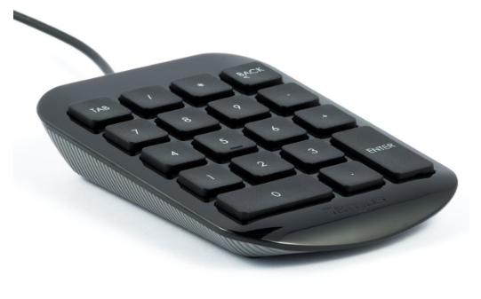 Teclado numérico negro con teclas etiquetadas con números, símbolos y funciones.