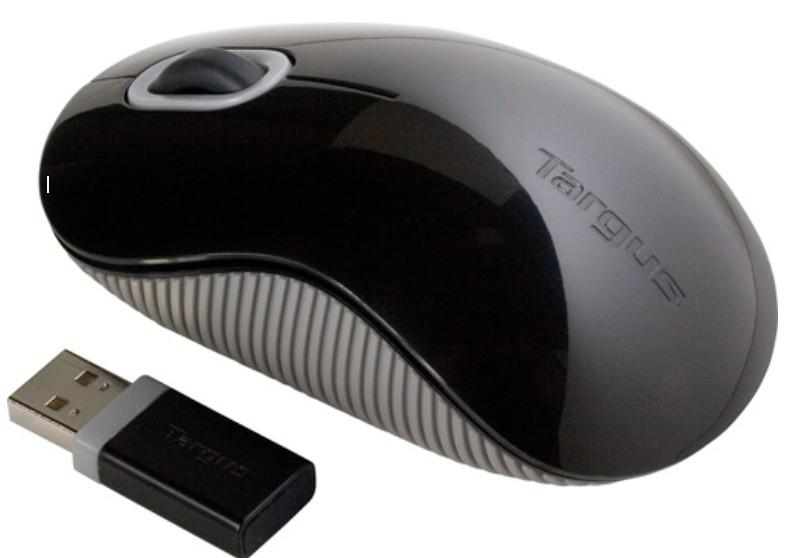 Un ratón inalámbrico Targus negro con un pequeño receptor USB al lado sobre fondo blanco.