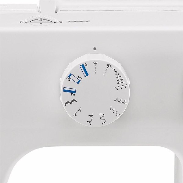 Un dial de máquina de coser con varios patrones de puntada. Es blanco con marcas azules.
