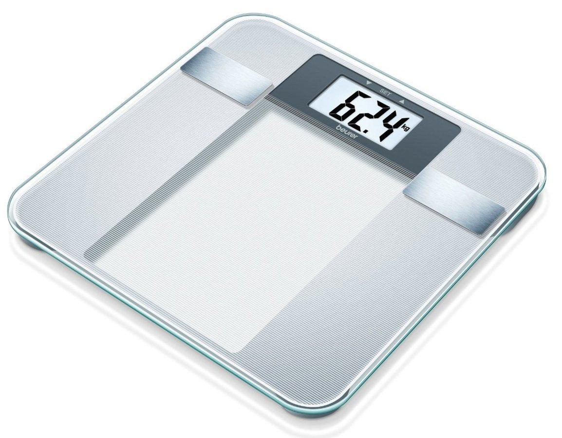 Una báscula de baño digital blanca y plateada que muestra un peso de 62,4 kg.