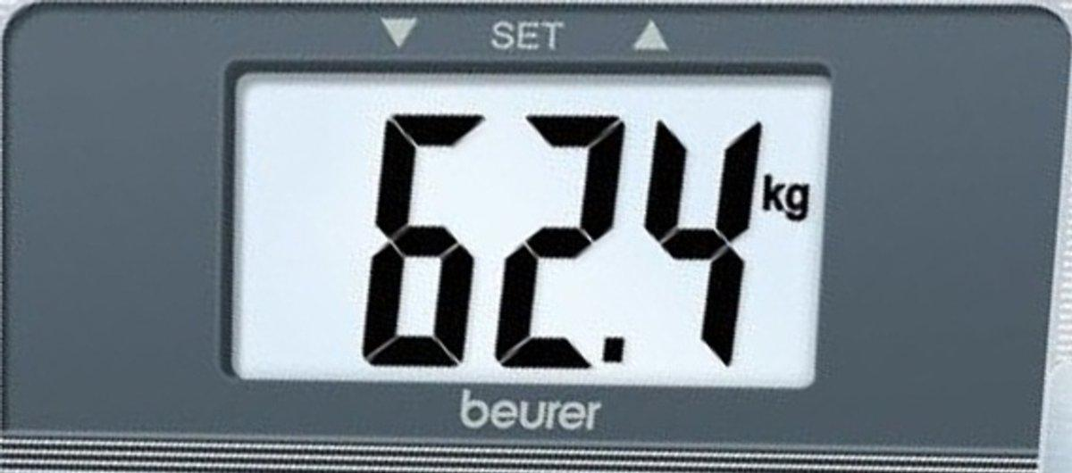 Una pantalla digital que muestra 62,4 kg, con el nombre de la marca 'beurer' debajo.