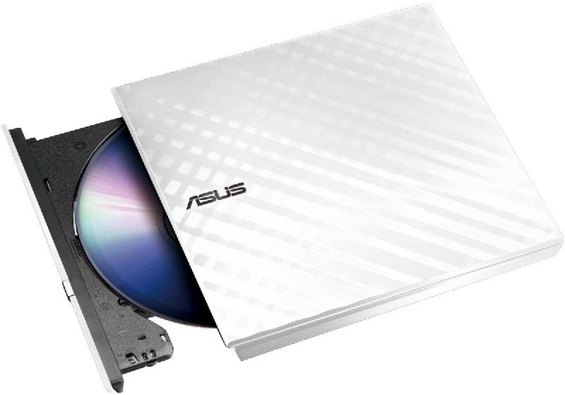 Unidad DVD externa Asus blanca y negra con disco dentro, vista en ángulo, fondo blanco.