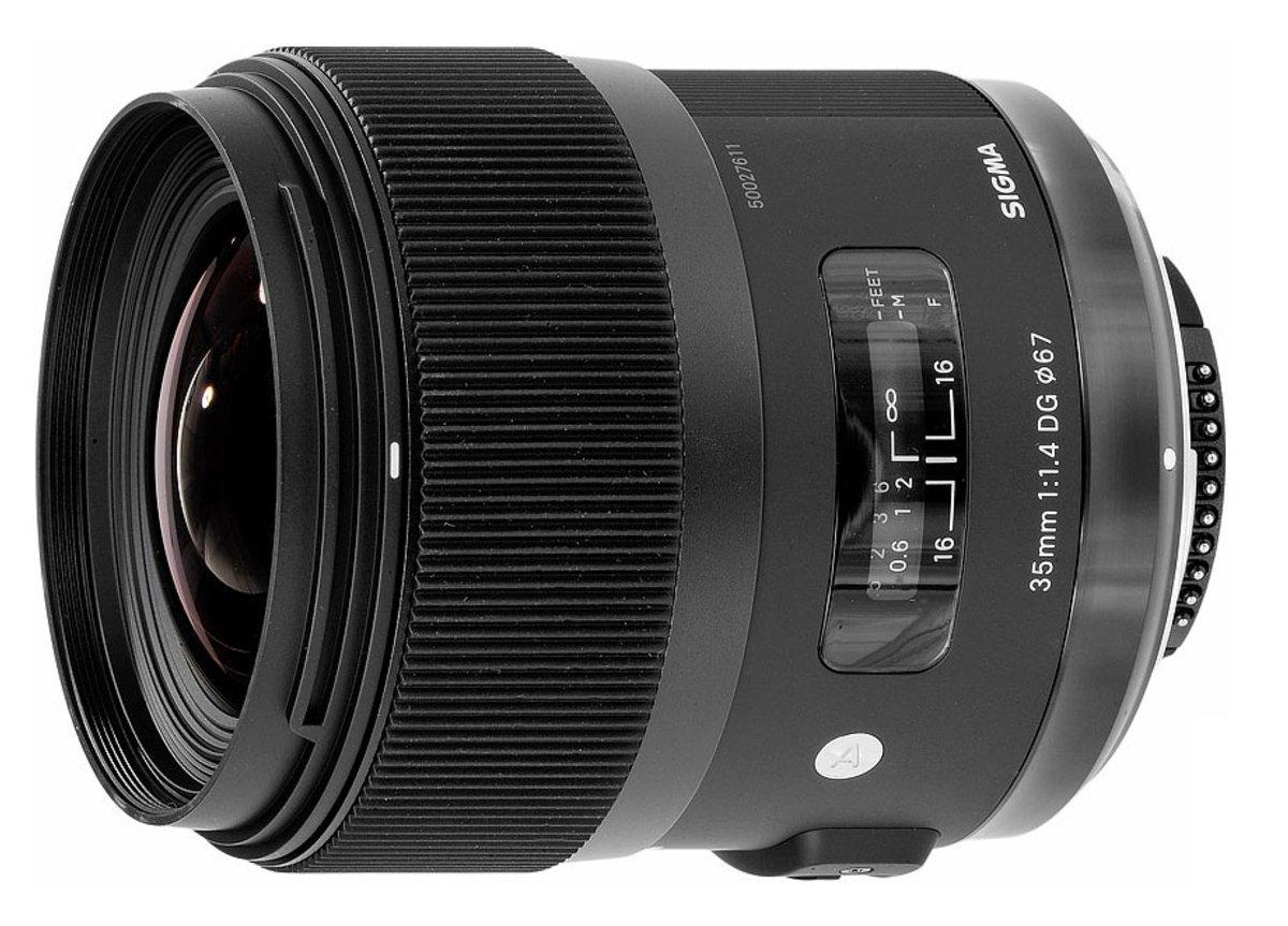 Una lente Sigma de 35 mm negra. La lente tiene un cuerpo negro con texto y números blancos.