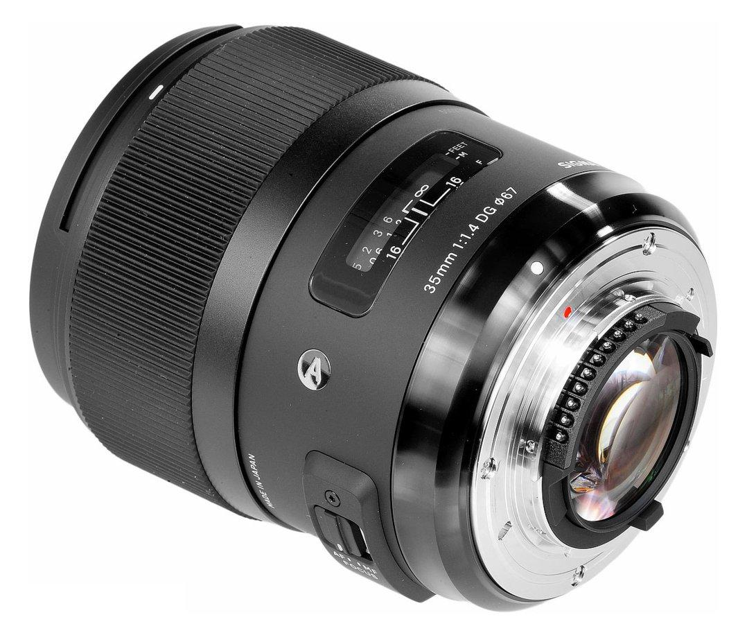 Un objetivo 35mm 1:1.4 DG 67. Es negro y está en ángulo. Contiene el logotipo de Sigma.