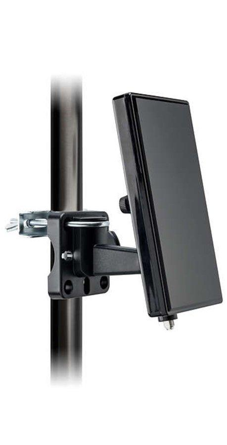 Un soporte de monitor negro. Está fijado a un poste y sujeta una pantalla negra.