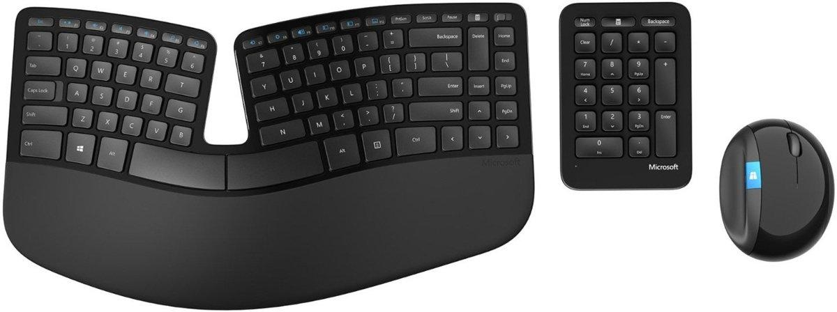 Teclado ergonómico negro, teclado numérico y ratón sobre fondo blanco.