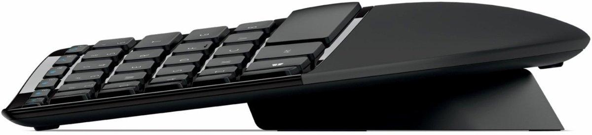 Teclado negro con un diseño curvo único y un panel táctil integrado.