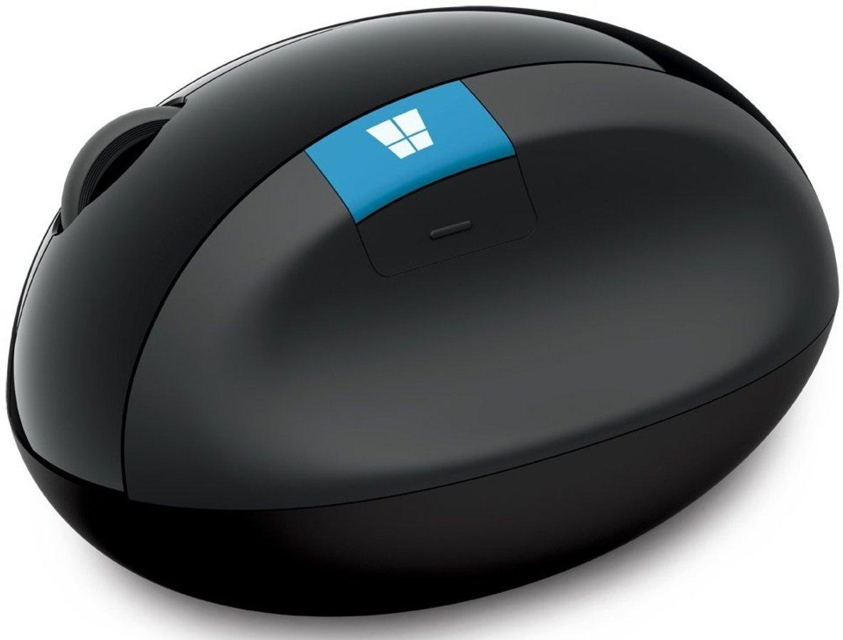 Ratón ergonómico Microsoft negro con el logotipo azul de Windows en la parte superior.