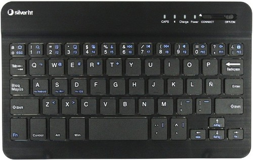 Teclado silverht negro con letras y símbolos blancos.