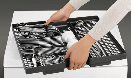 Estante para platos sacándose de un cajón. Cubiertos y platos son visibles. Superficie blanca.