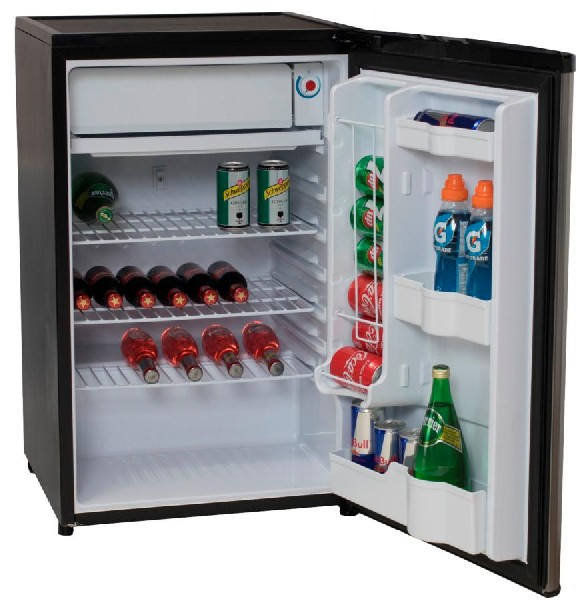 Pequeña nevera negra con puerta abierta. Contiene bebidas como vino y refrescos.