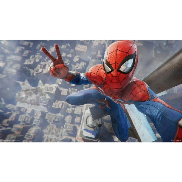 Spider-Man, en traje rojo y azul, hace la señal de la paz sobre una ciudad.