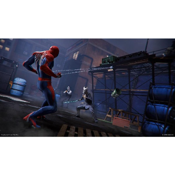 Spider-Man luchando contra dos villanos en un callejón oscuro. Se ve telaraña. Fondo muestra edificios.