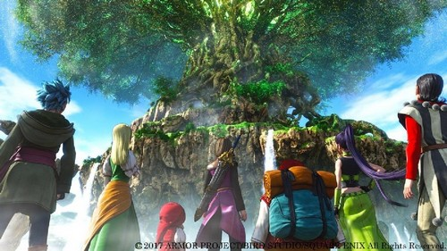 Grupo de personas mirando un gran árbol en una montaña. Cielo azul brillante y cascadas.