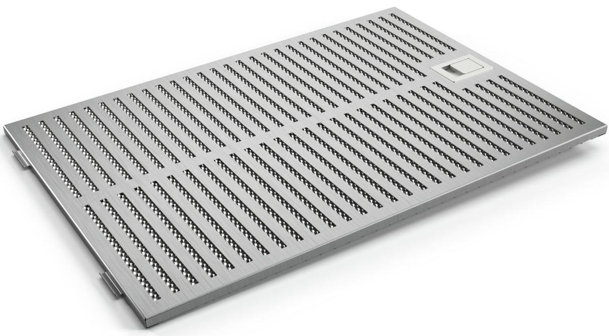 Filtro metálico rectangular plateado con ranuras diagonales, para una campana extractora.