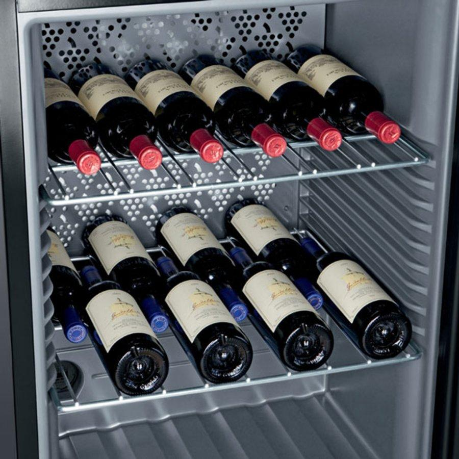 Una nevera para vinos con botellas de vino dentro. Las botellas están en estantes.