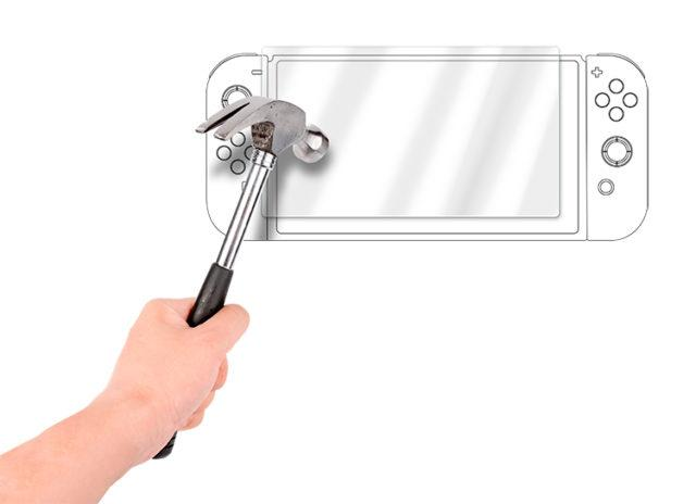 Una mano sostiene un martillo golpeando la pantalla de una consola portátil.