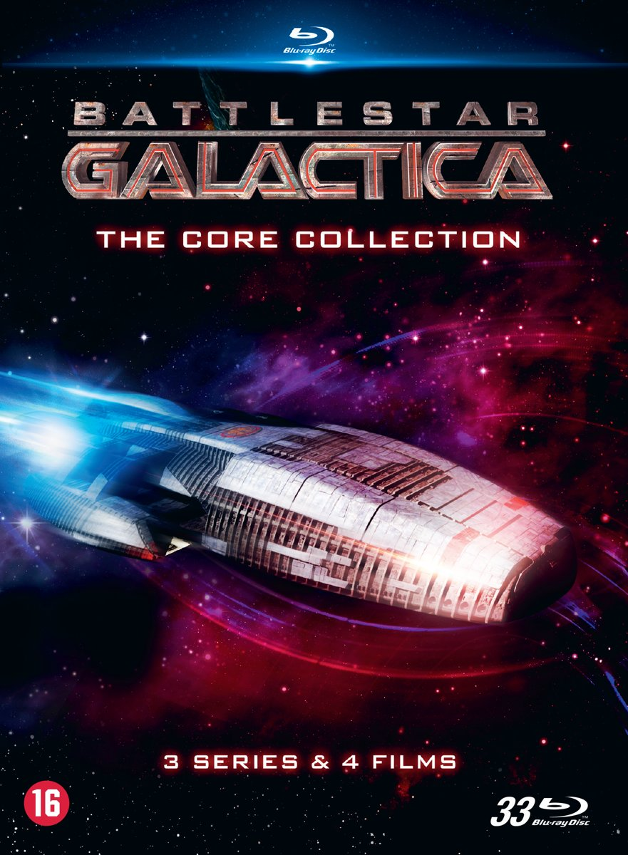 Couverture du DVD de Battlestar Galactica avec un vaisseau spatial dans l'espace. Couleurs bleues et rouges.