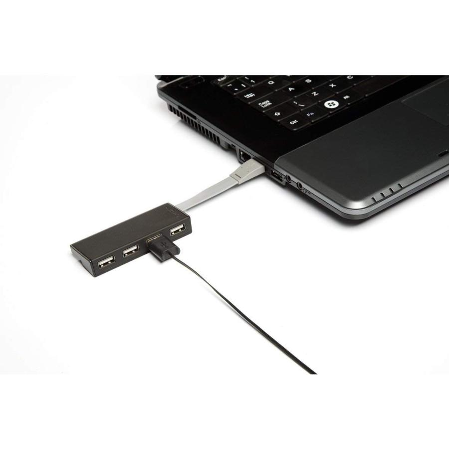 Un portátil conectado a un concentrador USB negro con múltiples puertos, sobre un fondo blanco.