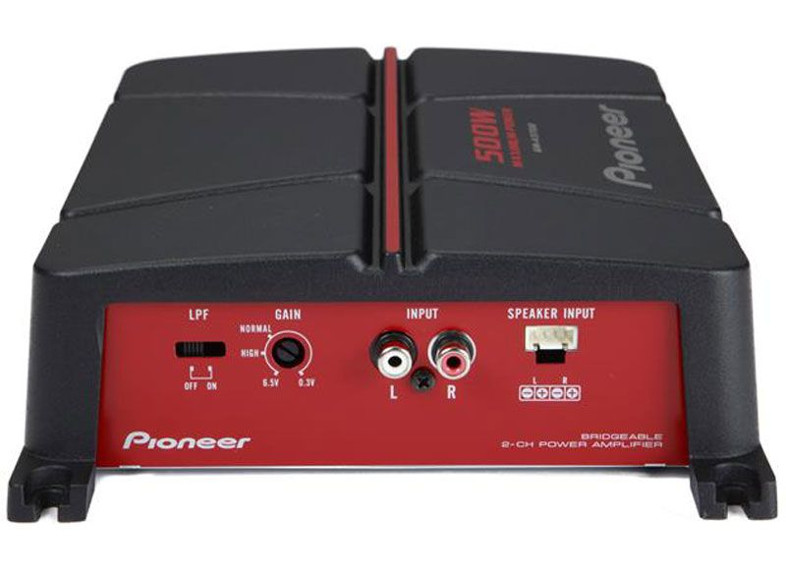 Fekete Pioneer 500W-os erősítő bemenetekkel és hangszóróbemenetekkel. Piros és fekete design.