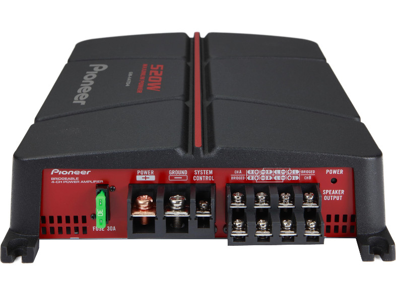 Fekete Pioneer 520W autóerősítő, több csatlakozóval. Piros részletek.