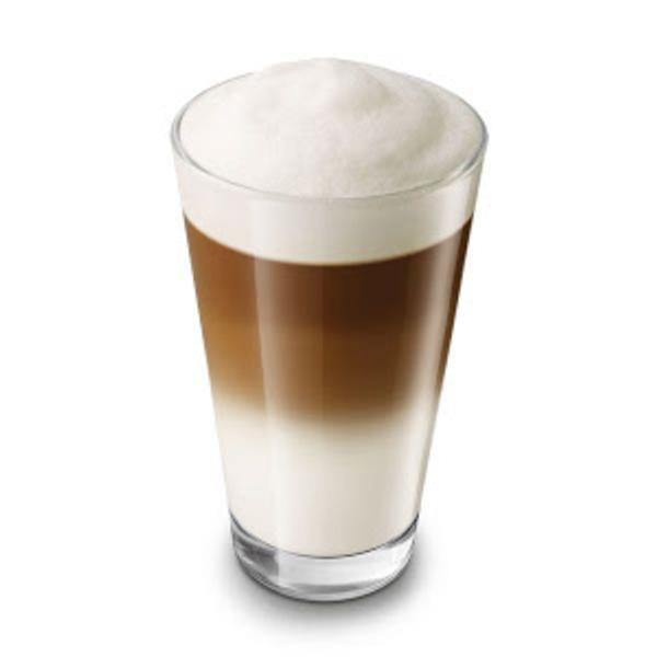 Un latte a capas en un vaso. Las capas consisten en leche, café y espuma, con un vaso transparente.