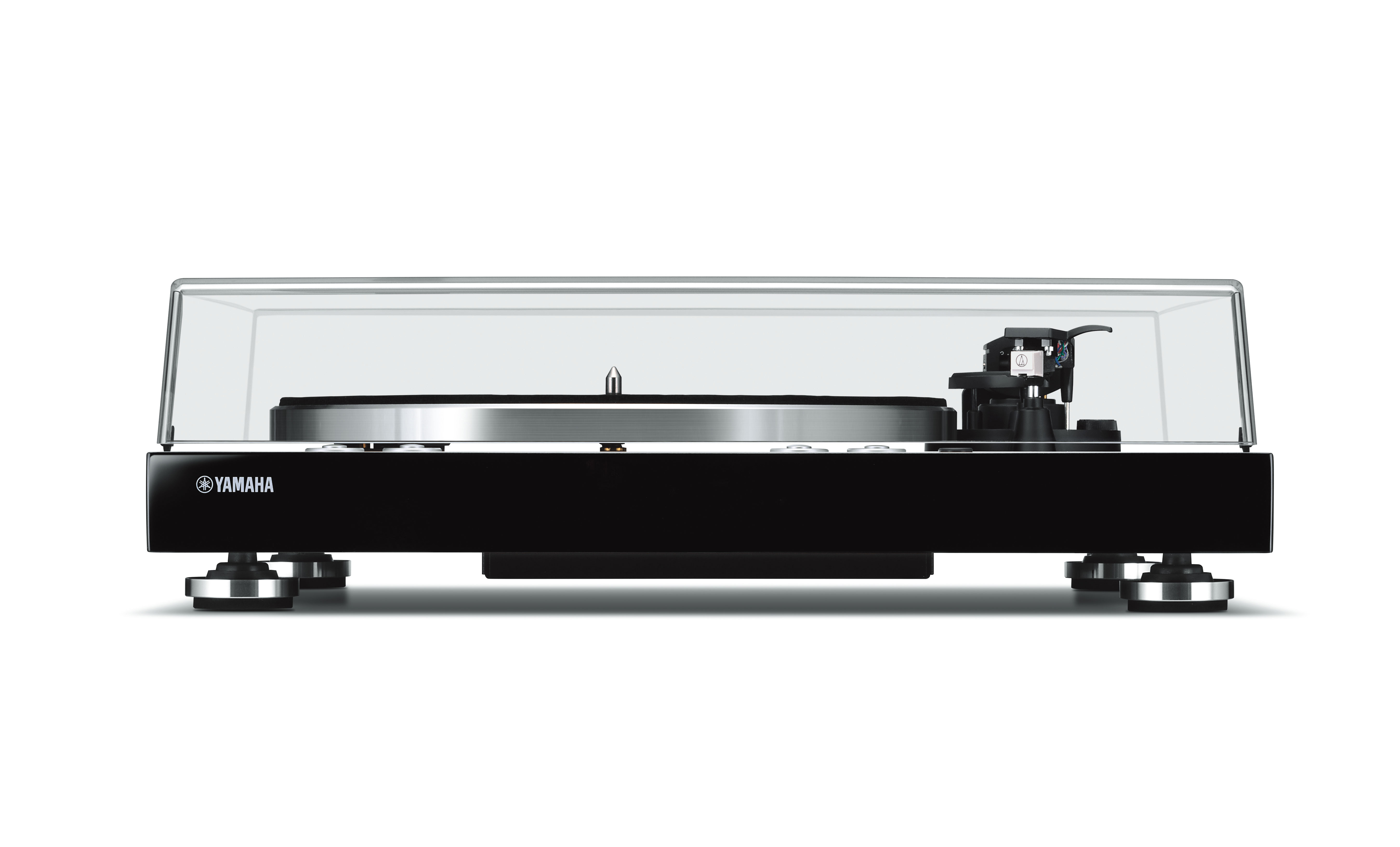 Schwarzer Yamaha Plattenspieler mit klarer Kunststoffabdeckung, auf weißem Grund.